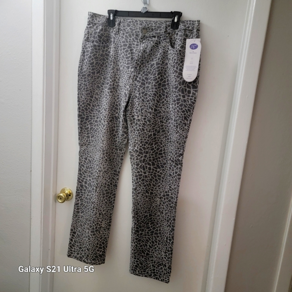 DG2 by Diane Gilman Black and White Animal Print Jeans